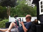 LÆSEKATTE. Morten Sabroe, som netop har udgivet romanen 'Drengen der løb med Gud', nyder en flaske Amarone i sommerhuset i Nordsjælland sammen med Krudtfjæs og Lillepølsen (på rækværket). Privatfoto 