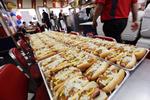 OVERPRIS. I New York risikerer man at betale for dyrt for en hotdog. Her er der klar til en ’spis flest hotdogs’-konkurrence. 