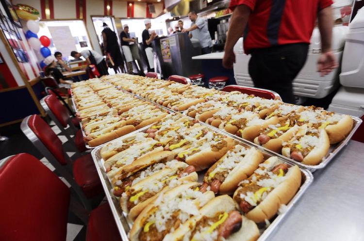 OVERPRIS. I New York risikerer man at betale for dyrt for en hotdog. Her er der klar til en ’spis flest hotdogs’-konkurrence. 