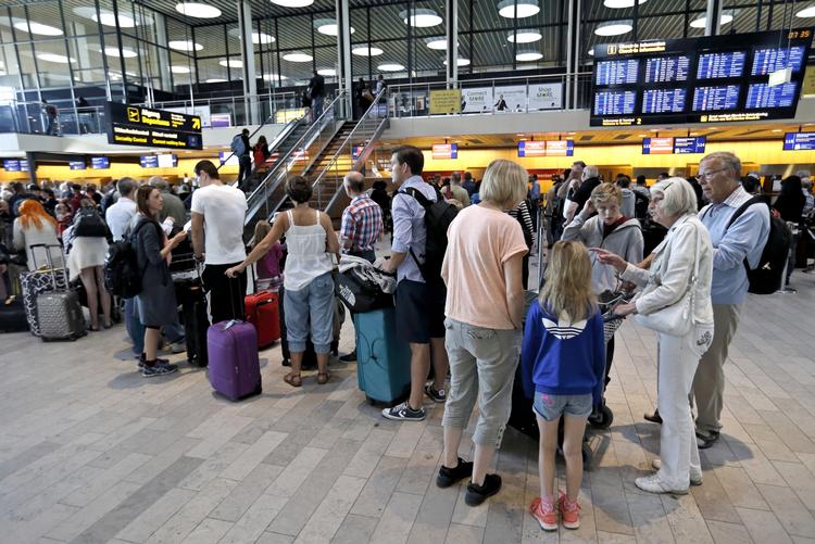 Lufthavnskø. I fremtiden kan USA-rejsende fra Oslo og Stockholm overstå den amerikanske grænsekontrol hjemmefra, mens rejsende fra Danmark fortsat må stå i kø ved ankomsten til USA. 