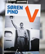 Valgsafari. Billedet af Søren Pind, der i spritnyt safaritøj hilser de fremmødte på frihedsministervis, er taget i det nordlige Uganda i juli 2011. 