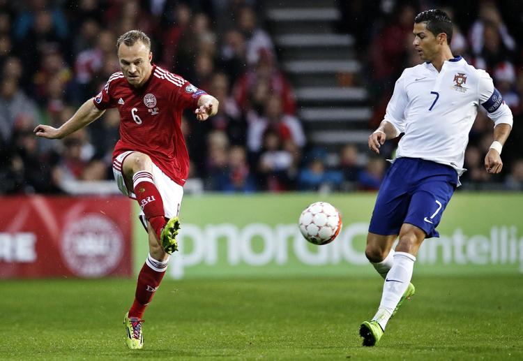 ERFARING. Lars Jacobsen, der her ses i kamp mod Cristiano Ronaldo,  ved, hvordan han skal træne, så han trods sine 35 år stadig er på toppen fysisk. 