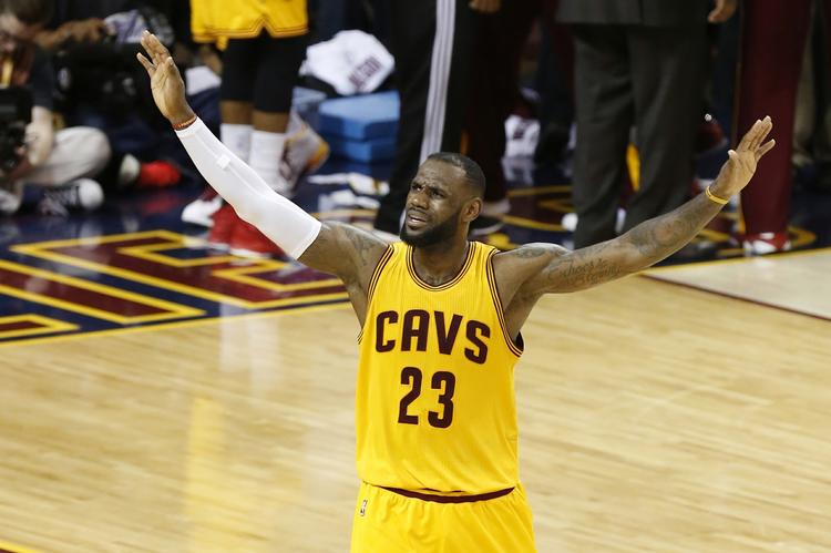 STØRST. LeBron James giver i øjeblikket fornemme prøver på sit høje niveau, og det bringer hans hold Cleveland Cavaliers i føring under NBA-finaleserien. 