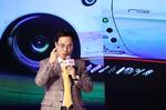 Mirakelmager. Li hejun mener, at hans virksomhed laver mirakler med tynde solceller. Kritikere peger dog på, at miraklerne måske ikke sker helt efter bogen, og børsen i Hongkong er i gang med en formel undersøgelse af det seneste store kursfald. 