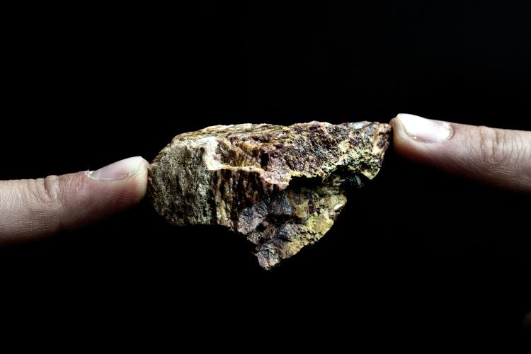 Atomkraft. En lille sten som denne, indeholder potentielt lige så meget energi som mange tons kul. »Udnyttelse af thorium til atomkraft er et eksempel på en teknologi, som har potentialet til at forurene en tusindedel af konventionel atomkraft – og atomkraft er i forvejen CO 2 -mæssigt ekstremt effektivt. Men det kræver forskning og udvikling, som igen kræver økonomisk vækst. Vækst betyder altså mulighed for at finde nye teknologier, som ikke forurener«, siger Anders Samuelsen. 