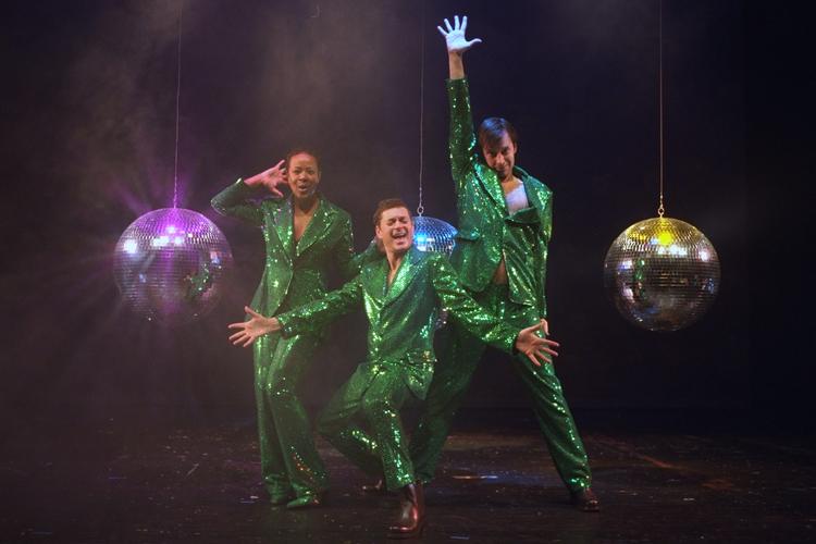 GLITTER. Peter Frødin og resten af Det Brune Punktum havde bl.a. grønne pailetter på, da de spillede på Bellevue Teatret i 1999. Nu kan du få fingrene i nogle af kostumerne fra showet. 