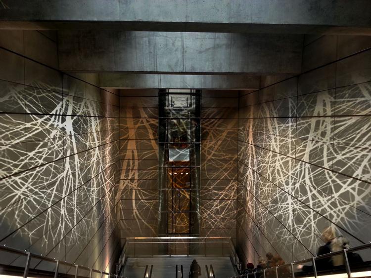 ROD. Det er papirklipkunstneren Matthias Malling Mortensen - barnebarn af billedkunstneren Richard Mortensen - som har lavet rod-installationerne, der for tiden kan ses på Nørreport. 