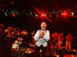 Veteranen James Last gav koncert i Danmark i 1997, hvor han underholdt publikum med sin muskalske partystemning. 