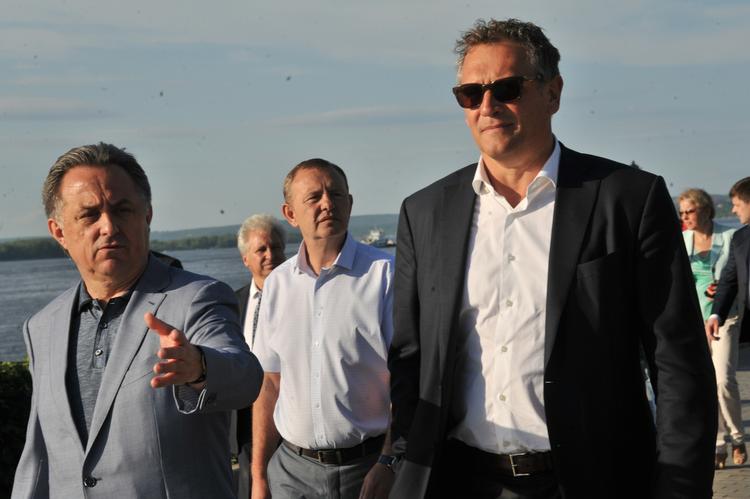 VENNER. Fifa-generalsekretær Jerome Valcke (th.) i selskab med Ruslands sportsminister Vitaly Mutko - der også er medlem af Fifa's eksekutivkomite - gik i går tur sammen langs Volga-flodens bredder i byen Samara, der skal være værtsby ved VM i 2018. 