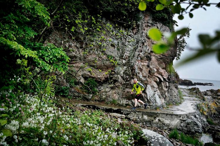 OPLEVELSESLØB. Kim Rasmussen løber for at komme ud i naturen og være sammen med ligesindede. Her er han på redningsstien mellem Rø og Gudhjem på Bornholm, hvor han slog sig ned efter at have været soldat på øen. 