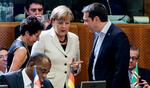 Forhandling. Tysklands kansler, Angela Merkel (i hvid jakke), veksler ord med Grækenlands ministerpræsident, Alexis Tsipras, under et topmøde i Bruxelles i dag. 