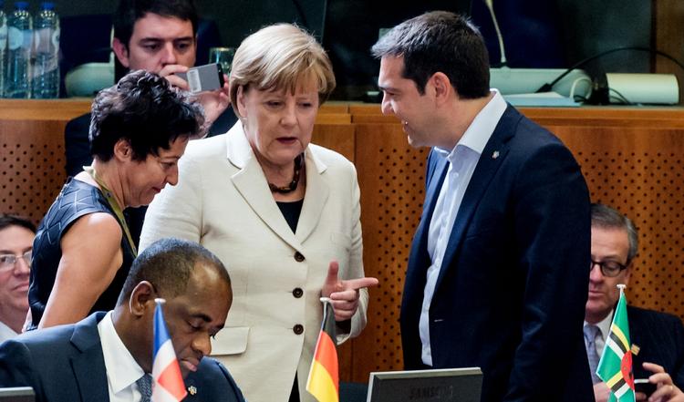 Forhandling. Tysklands kansler, Angela Merkel (i hvid jakke), veksler ord med Grækenlands ministerpræsident, Alexis Tsipras, under et topmøde i Bruxelles i dag. 