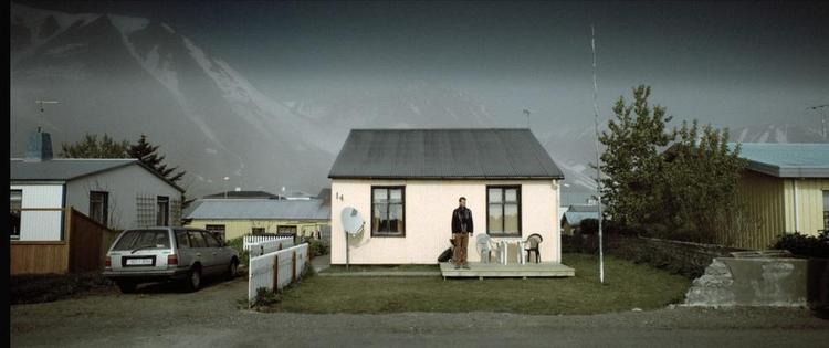 Tavshed. Der er meget tavshed, og mange lange takes i Hafstein Gunnar Sigurdssons 'Paris of the North'. 