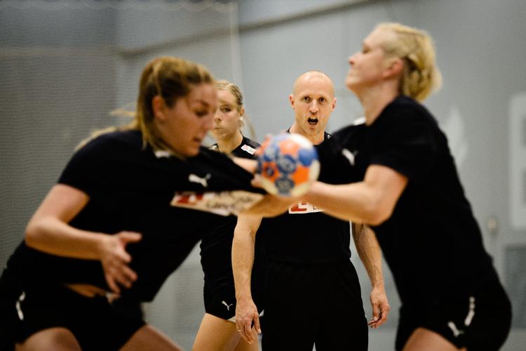 wildcard. Danmark med den nye landstræner Klavs Bruun Jørgensen er som værtsland automatisk kvalificeret til VM, men alle modstandere kendes først den dag, lodtrækningen finder sted. 