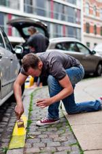 Overskud. En beboer på Nørrebro oplevede, at han og mange andre modtog parkeringsbøder i et væk for at parkere ud for et blødt hjørne. I stedet for at henvende sig til myndighederne tog han en smule gul maling og malede hver anden sten for at gøre opmærksom på den usynlige parkering forbudt-zone. En anden beboer har siden malet resten op. 