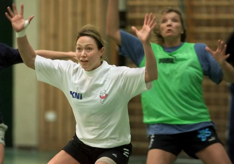 historie. Grønlands kvinder har kun en gang været med til VM. Det var i 2001 i Italien, hvor anfører Ella Grødem og resten af holdet prøvede kræfter med verdens bedste. 