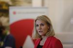 Politik.  Statsminister Helle Thorning-Schmidt og justitsminister Mette Frederiksen (S) fremlægger  partiets udlændingeplan med titlen 'Vi skal kunne følge med'. 