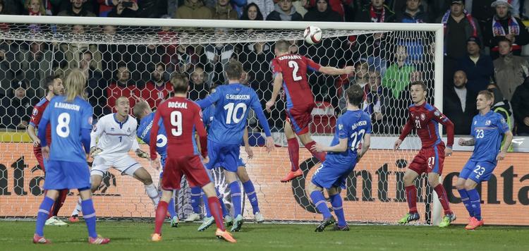 1-1. I Plzen udlignede Tjekkiet i første halvlegs overtid på dette hovedstød af Pavel Kaderabek, og i anden halvleg scorede Island selvmål til slutresultatet 2-1. 