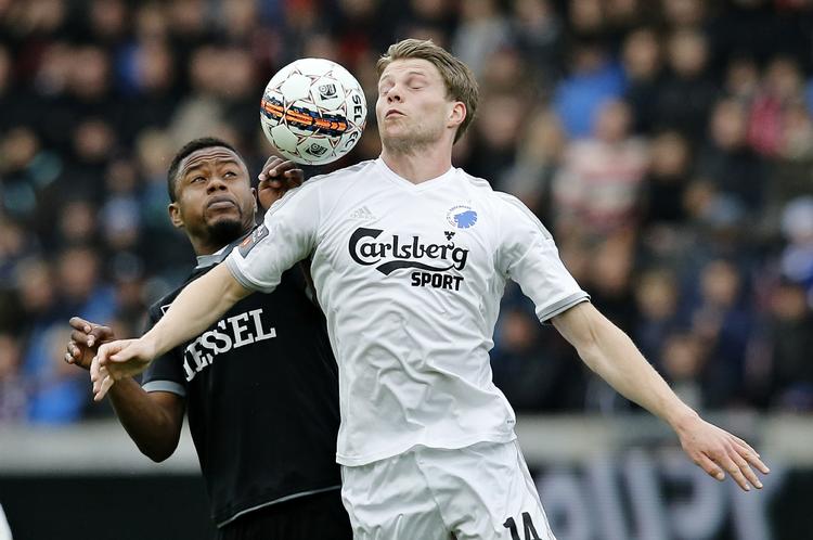 Dvisionsforeningens klubber kunne i går ikke blive enige om en ny struktur på et møde i Odense. Det var især klubberne FC København og FC Midtjylland, der blokede. Her kæmper  FCM's Izunna Uzochukwu og FCK's Bjoern Bergmann Sigurdarson og bolden. 