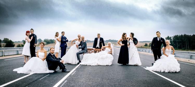 parforhold. Dokumentarserien ’7 bryllupper’ skulle gennem syv år have fulgt syv ægtepar i medgang og modgang. Men produktionen nåede ikke længere end til ægteparrenes bryllupper og det første år, før TV 2 satte punktum for serien. 