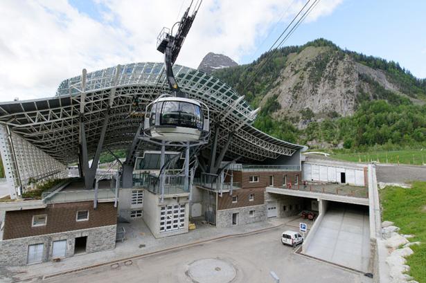 NYBYGGERI. Den nye kabelbane tager sin begyndelse ved Entrèves i 1.300 meters højde i stedet for ved La Palud i 1.370 meters højde, hvor den tidligere station lå. 