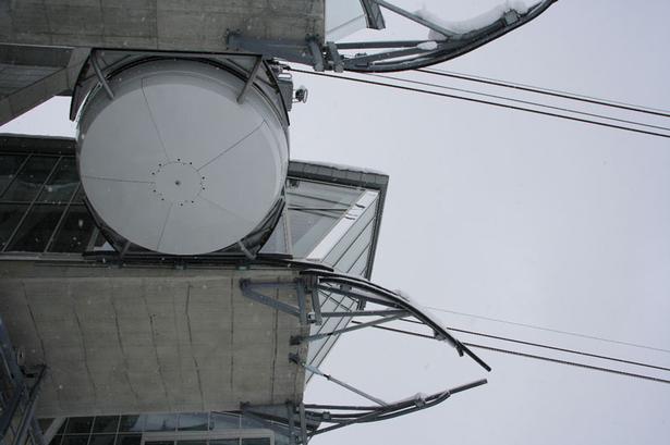 HØJTEKNOLOGISK. Panoramavinduerne i de runde kabeltrukne kabiner (der her ses nedefra) har indbyggede varme, som bidrager til klart udsyn under hele turen uanset vejrforhold. 