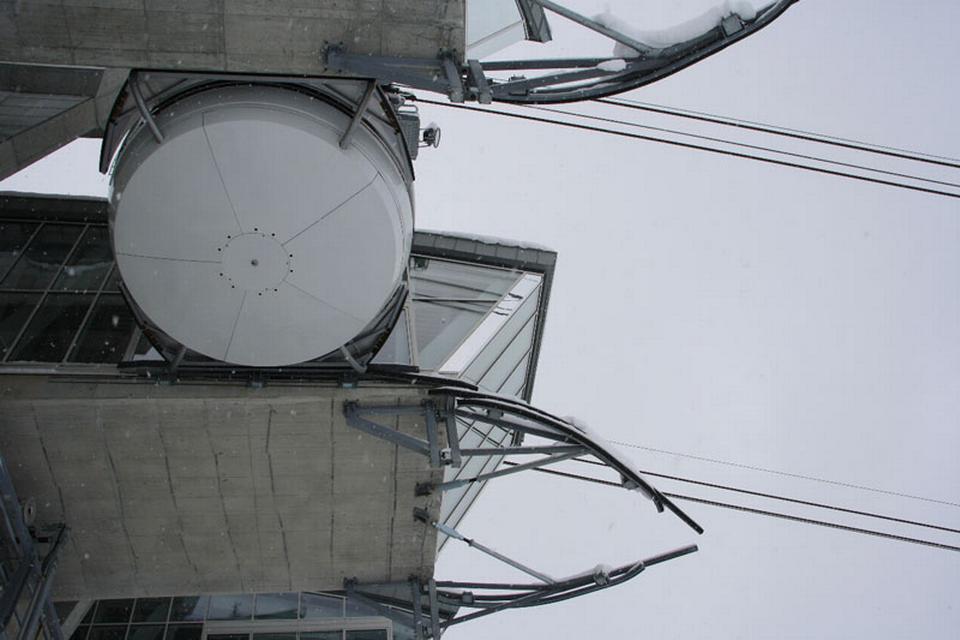 HØJTEKNOLOGISK. Panoramavinduerne i de runde kabeltrukne kabiner (der her ses nedefra) har indbyggede varme, som bidrager til klart udsyn under hele turen uanset vejrforhold. 