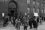 Fint. Rådhuspladsen som scene for valgdagens demokratiske spektakel. Man er fint klædt på. Her er vi til kommunalvalg i 1925. 