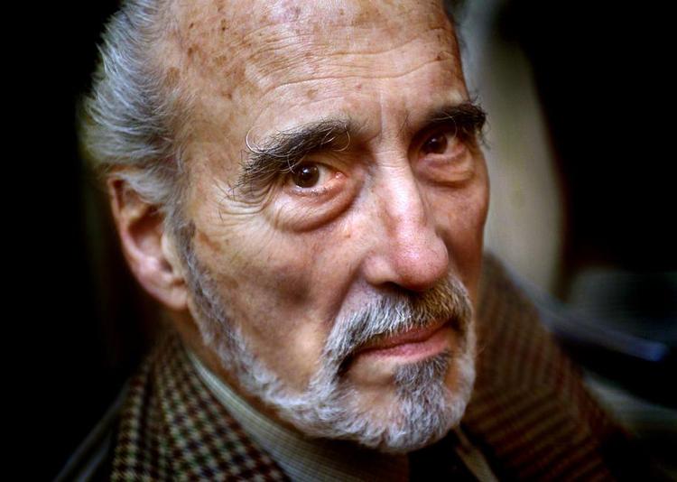 Dracula. Christopher Lee blev i høj grad forbundet med rollen som Dracula. Men talentet spændte langt videre, og for sine fortjenester i filmverdenen slog dronning Elizabeth ham i 2009 til ridder. 