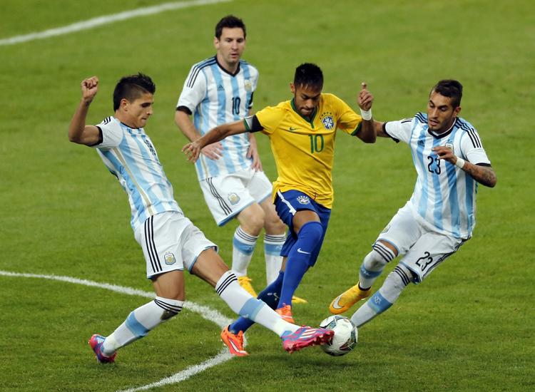 Duellen. Neymar (i midten) skal sammen med Brasilien skabe succes. Værste forhindring bliver formentlig Argentina og Lionel Messi. 