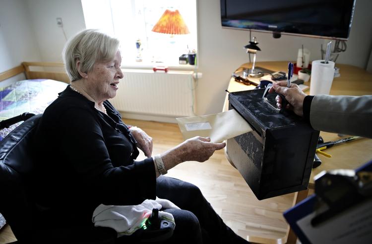 Stemmesluger. Den sorte boks indeholder afgivne stemmer fra plejehjemmet Kastaniehaven på Frederiksberg, København. Gudrun Serine Vollandt har gjort sin demokratiske pligt, som hun selv formulerer det. 