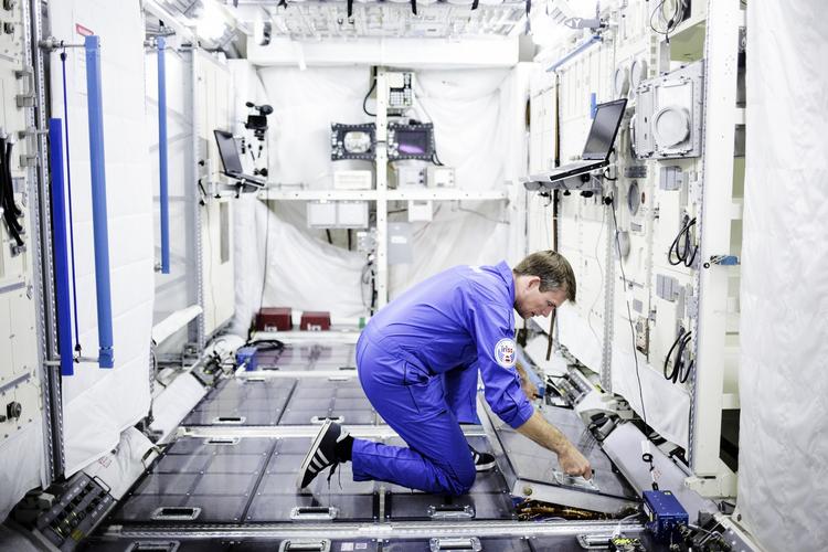 Andreas Mogensen skal være første dansker i rummet. Han er under oplæring som astronaut på ESA i Köln, Tyskland. Andreas træner blandt andet i en model af Columbus-modulet, som er der hvor han skal udføre sine forsøg. 