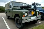 1971. På Land Rover Series 3 bliver forlygterne flyttet ud i siderne, og indvendig finder plastik for første gang vej til kabinen. Ellers er alt stadig næsten det samme, men det får ikke kunderne til at flygte. Series 3 bliver en storsællert. 