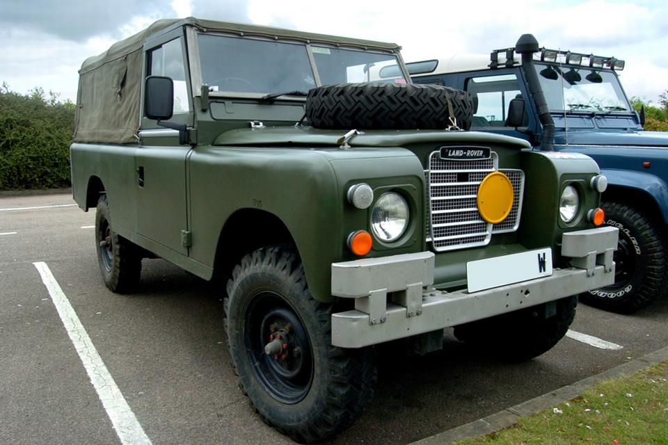 1971. På Land Rover Series 3 bliver forlygterne flyttet ud i siderne, og indvendig finder plastik for første gang vej til kabinen. Ellers er alt stadig næsten det samme, men det får ikke kunderne til at flygte. Series 3 bliver en storsællert. 