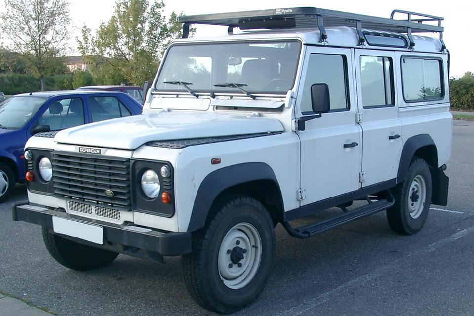 1992. Efter lanceringen af Land Rover Discovery i 1989 og Range Rover modellerne synes Land Rover, at deres oprindelige model manglede et navn, der kunne skille den ud fra de nytilkomne. Derfor blev Land Roveren døbt Defender. 
