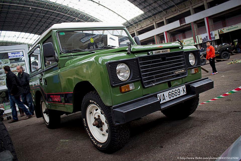 1983. Her bliver 110-modellen lanceret, og den er opkaldt efter den øgede akselafstand, som nu måler 110 inches eller 2,8 meter. I 1984 kommer en 90 inch-model også, så Land Rover nu kan fås i både en kort og lang version. Udseendet på denne model er på mange måder det samme som i dag. 