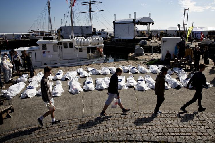 Ligposer. Amnesty International sætter fokus på bådflygtninge på årets Folkemøde. 