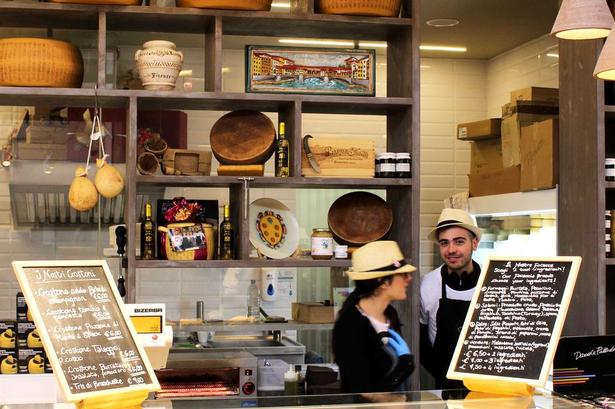 PARMESANBODEN. Ca. 600 liter mælk skal der til for at producere en 40 kg parmesanost, der altid har sit navn, Parmigiano Reggiano, mejslet i skorpen. Foruden den originale parmesanost med knive og skåle sælges gorgonzola, marzolino og talrige andre pecorinooste samt bløde, friske oste som burrata, scamorza og mozzarella. Man kan prøvesmage ostene, eller man kan købe sandwich, hvor man kan smage ostene sammen med kogt skinke, lufttørret parmaskinke, fennikelpølse eller pancetta. 