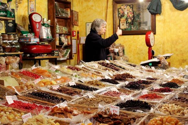 UFORANDRET. I stueetagen sælger fødevaremarkedet som altid vin, olivenolie, pasta og 5R-kvalitetsmærket Chianina-oksekød og T-bones, der bliver til 5 cm tykke Firenze-bøffer. Her er det tørret frugt og nødder, som vejes af på de flotte, røde vægte. 