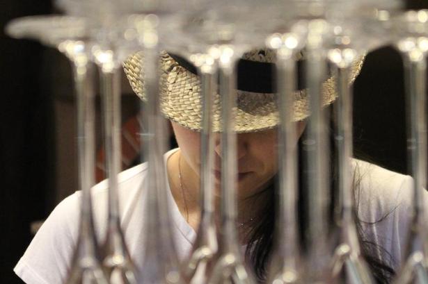 ÆGTE. Selv til pizzaen serveres drikkefarver i glas. Ingen plastik her. 