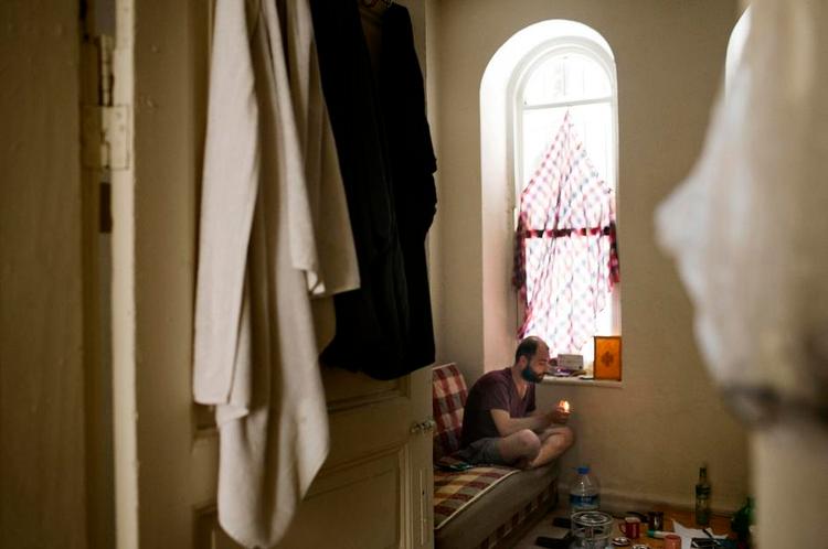flugt. Muhammed Orwani er rejst fra Syrien til Istanbul i Tyrkiet og vil gerne videre til Danmark – ikke på grund af den offentlige støtte her, men fordi han vil væk fra en del af verden, hvor »prisen på menneskeliv er meget lav«. 