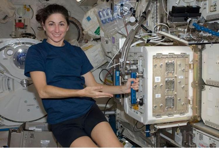 Vægtløs. Astronauten Nicole Stott viser det specialdesignede bur frem, hvor tre mus har opholdt sig i en rekord lang periode på 91 dage i vægtløs tilstand. Den svævende tilstand og manglen på fast grund under fødderne gik ud over musenes fysiologi: Huden blev tynd og håret begyndte at vokse i ekspresfart. 