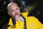 Tilskuer. Jan Magnussen må nøjes med at kigge på i årets Le Mans. Et uheld ødelagde danskerens chancer for at køre med. 