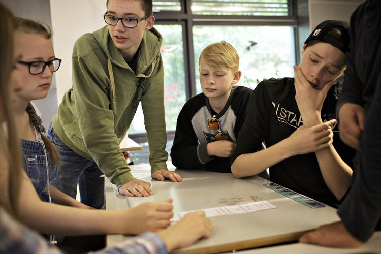 Diskussion. Om 10-15 år er det eleverne i 8.b.'s generation der skal styre verden - det kræver mål for hvor udviklingen skal hen. 