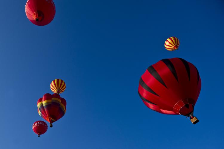 Blå. På månen er himlen sort. På jorden er den blå, og det er molekylerne i atmosfæren, der leger med solens hvide lys. 