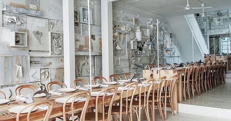UDSMYKNING. Godt 10.000 dyreknogler pryder væggene i Hueso restauranten i Guadalajara. Mexico. 