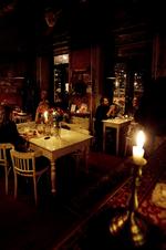 Bistro. Både maden og interiøret er i fransk stil på Le Petit Gourmet. 