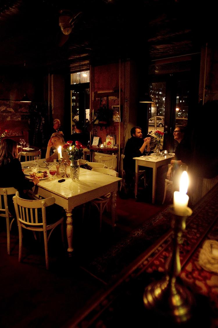 Bistro. Både maden og interiøret er i fransk stil på Le Petit Gourmet. 