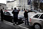 MOMSFRI. Man betaler ikke moms af en parkeringsbøde på 510 kroner på en offentlig parkeringsplads. Med moms ville bøden blive på 637,50 kroner. Men private selskaber hæver nu til 750 kroner. 