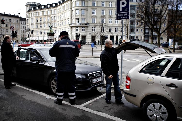MOMSFRI. Man betaler ikke moms af en parkeringsbøde på 510 kroner på en offentlig parkeringsplads. Med moms ville bøden blive på 637,50 kroner. Men private selskaber hæver nu til 750 kroner. 